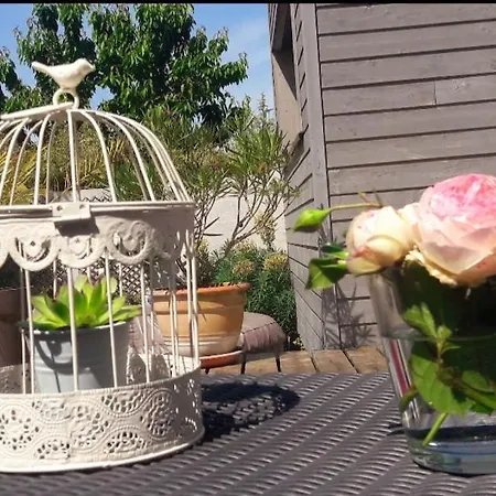 5 Mn De La Gare - Tres Beau Jardin Homestay szállás *